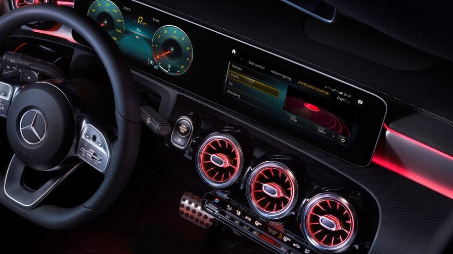 Nell'immagine, la gestione comfort dei programmi ENERGIZING nella plancia con display widescreen di Nuovo CLA Coupé.