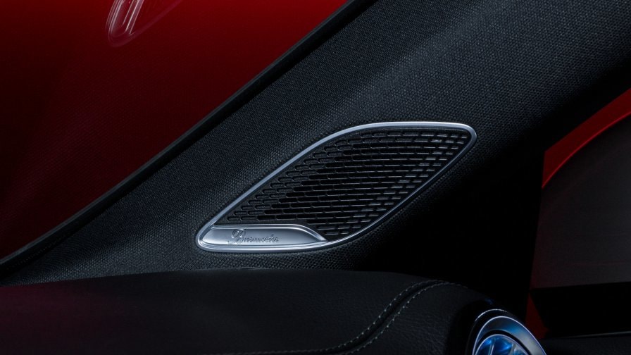 Primo piano di un altoparlante del Surround Sound System Burmester® di CLA Coupé.