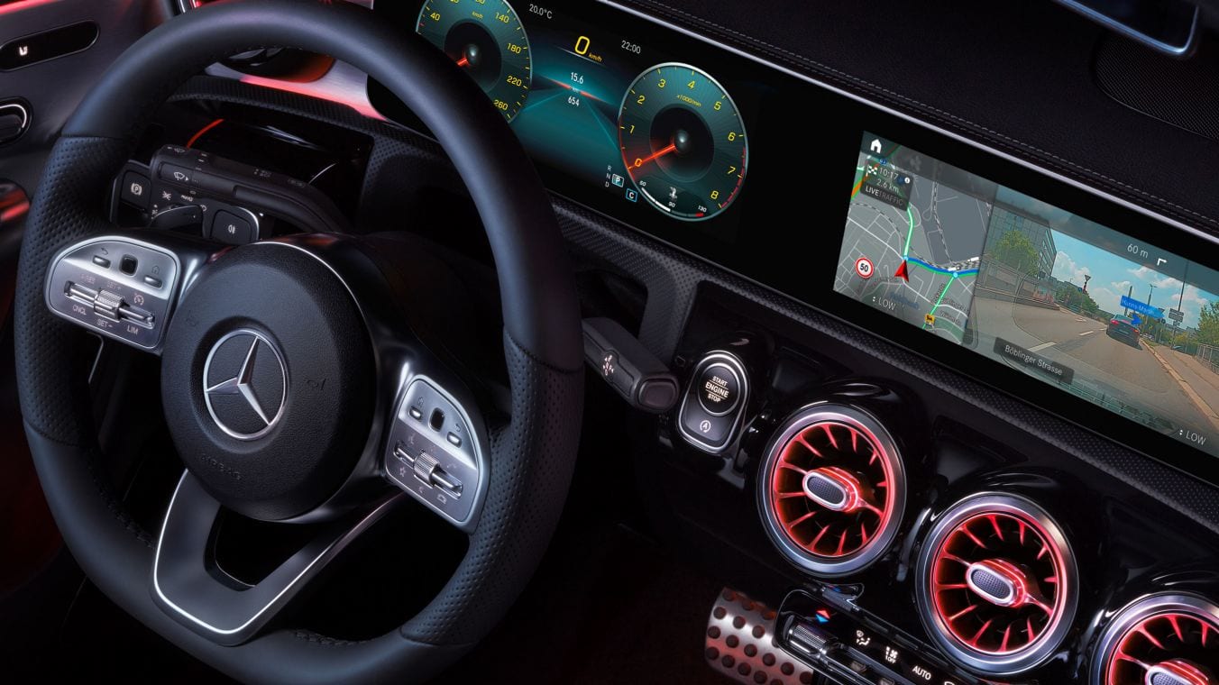 Primo piano della plancia con display widescreen di Nuovo CLA Coupé.