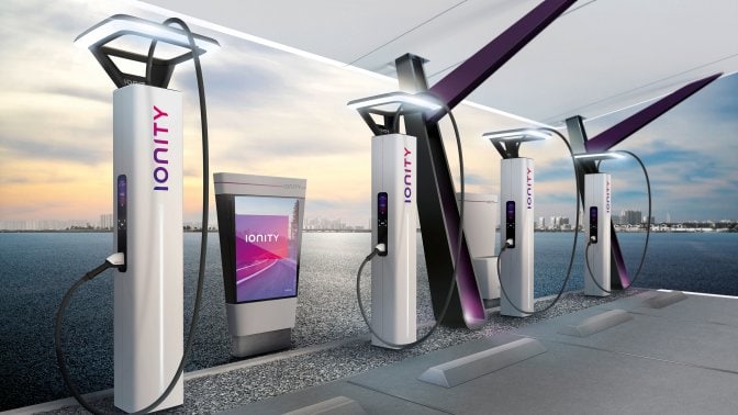 Ricarica e servizi di Mercedes-Benz EQ: ricarica alle stazioni di ricarica rapida IONITY. Nell'immagine, la ricarica di Mercedes-Benz EQC ad una stazione di ricarica IONITY.