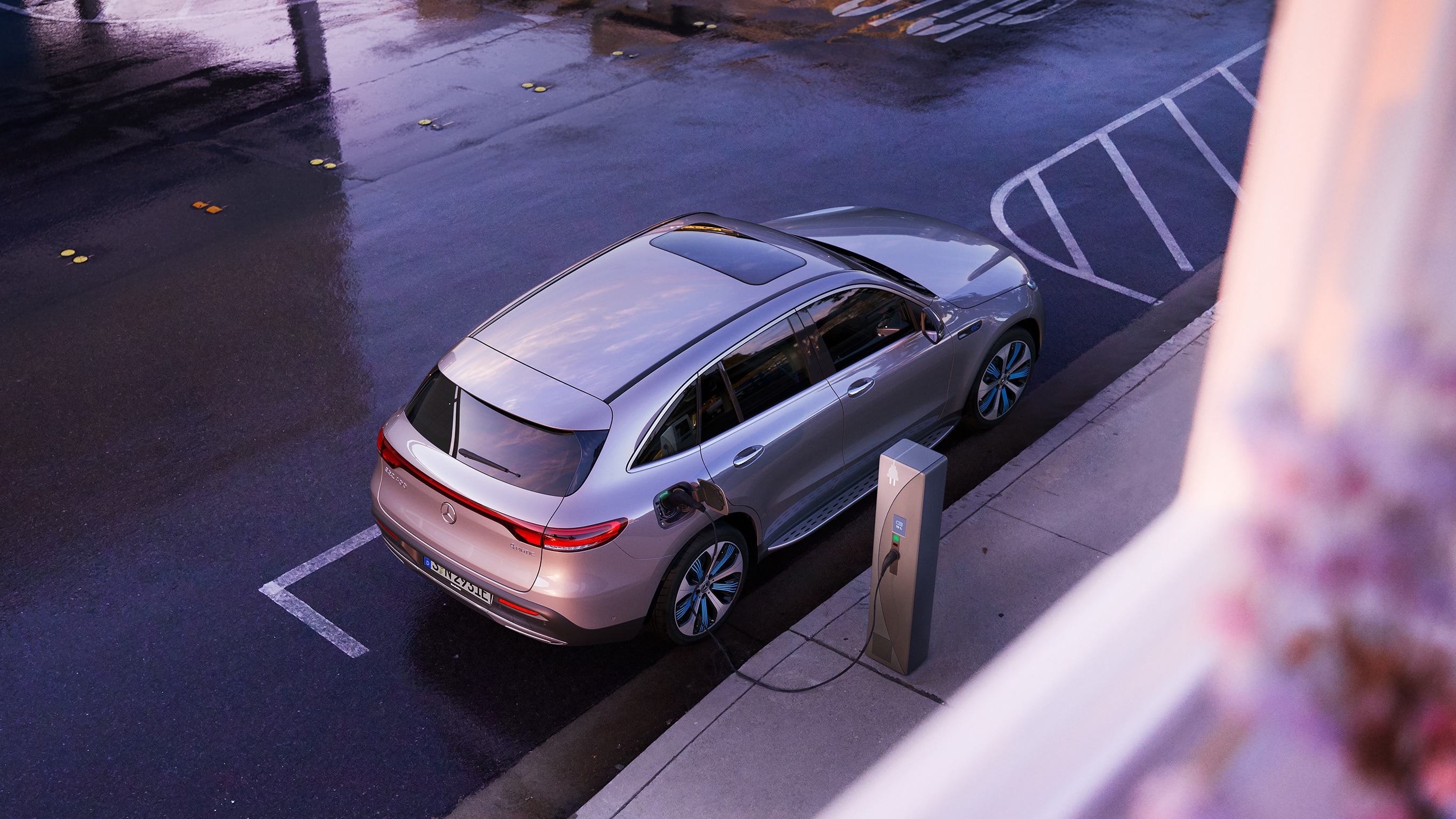 Ricarica e servizi di Mercedes-Benz EQ: ricarica alle stazioni di ricarica pubbliche. Nell'immagine, la ricarica ad una stazione di ricarica pubblica.