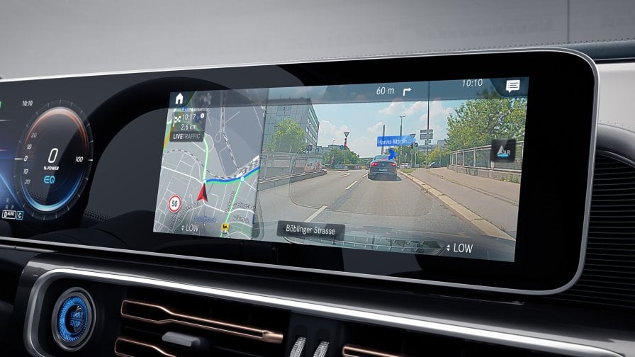 Mercedes-Benz EQC: Realtà Aumentata MBUX per la navigazione Nell'immagine, una rappresentazione della Realtà Aumentata MBUX per la navigazione nel display multimediale di Mercedes-Benz EQC.
