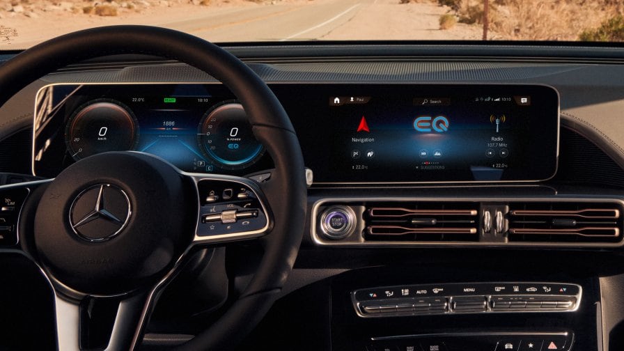 Mercedes-Benz EQC: plancia con display widescreen Nell'immagine, la plancia con display widescreen di Mercedes-Benz EQC.