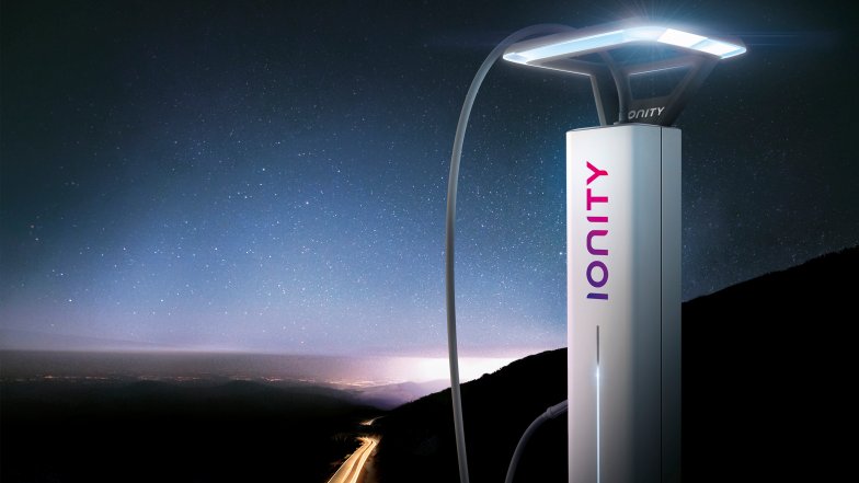 Nell'immagine, la ricarica di Mercedes-Benz EQC ad una stazione di ricarica pubblica.