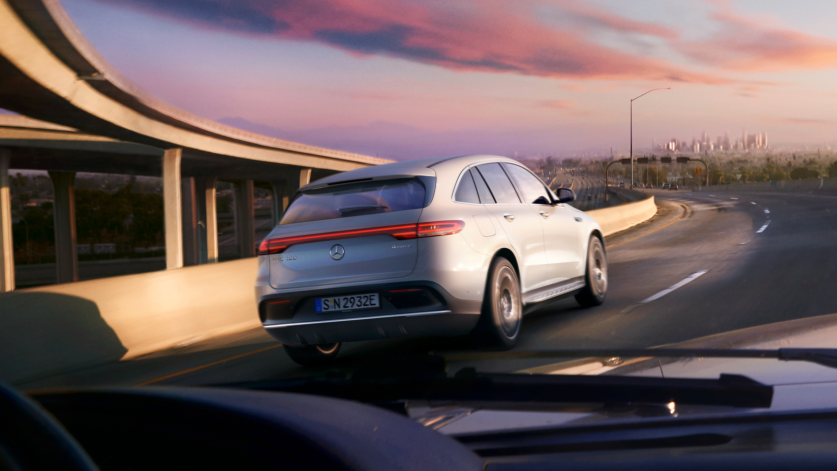 Prospettiva aerea obliqua di Mercedes-AMG EQC.