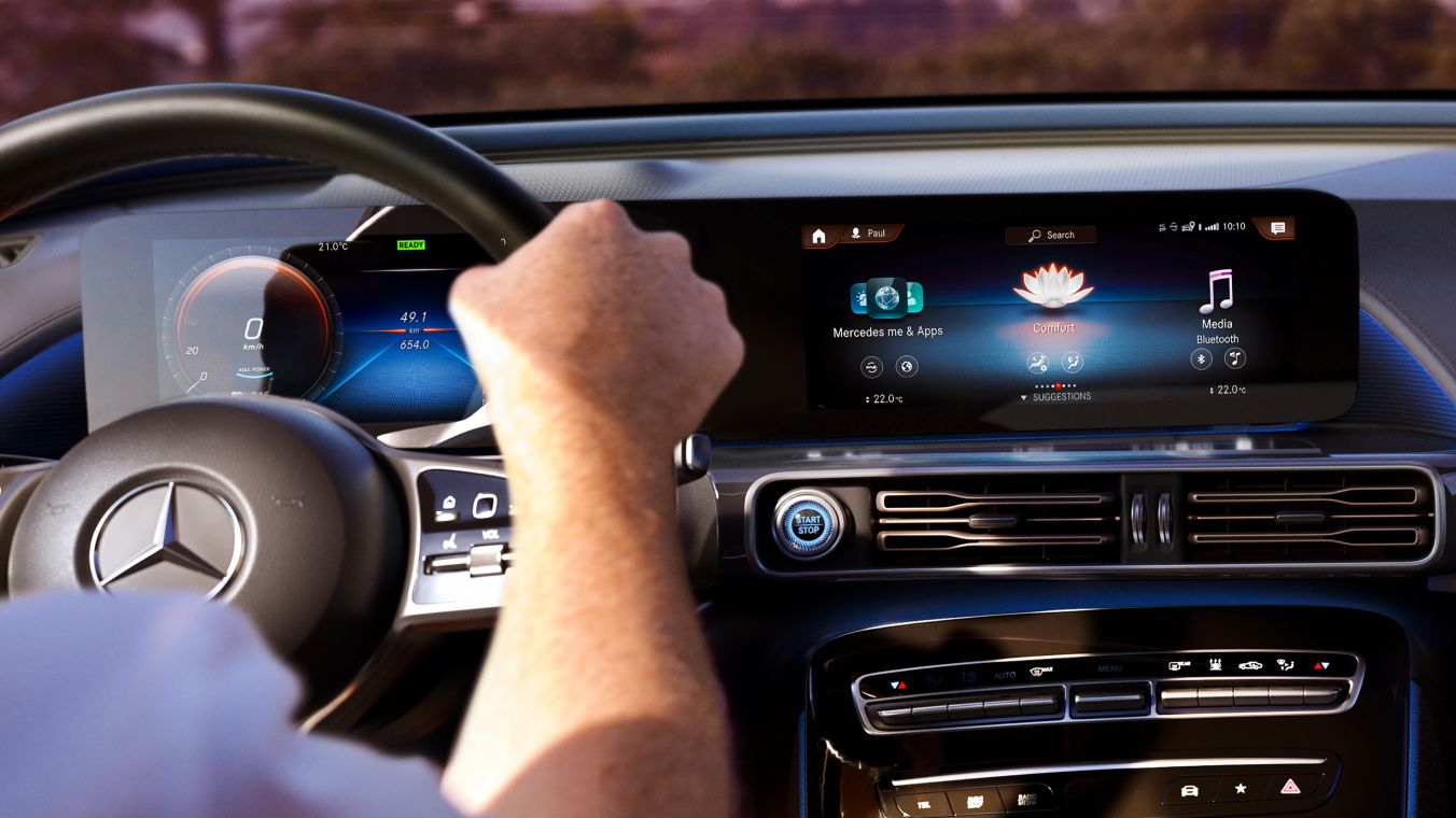 Nell'immagine, la plancia con display widescreen di Mercedes-Benz EQC.