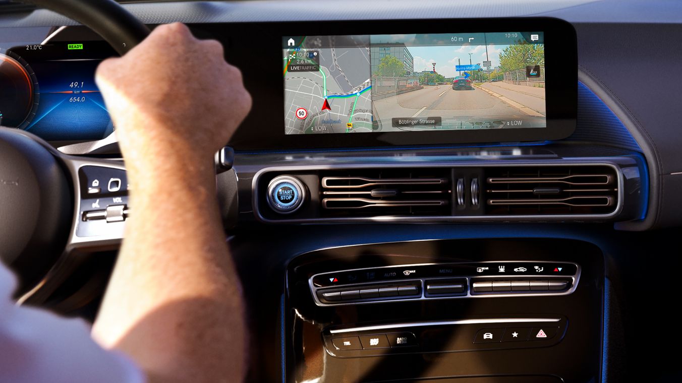 Nell'immagine, la funzione Video a realtà aumentata nel display multimediale di Mercedes-Benz EQC.