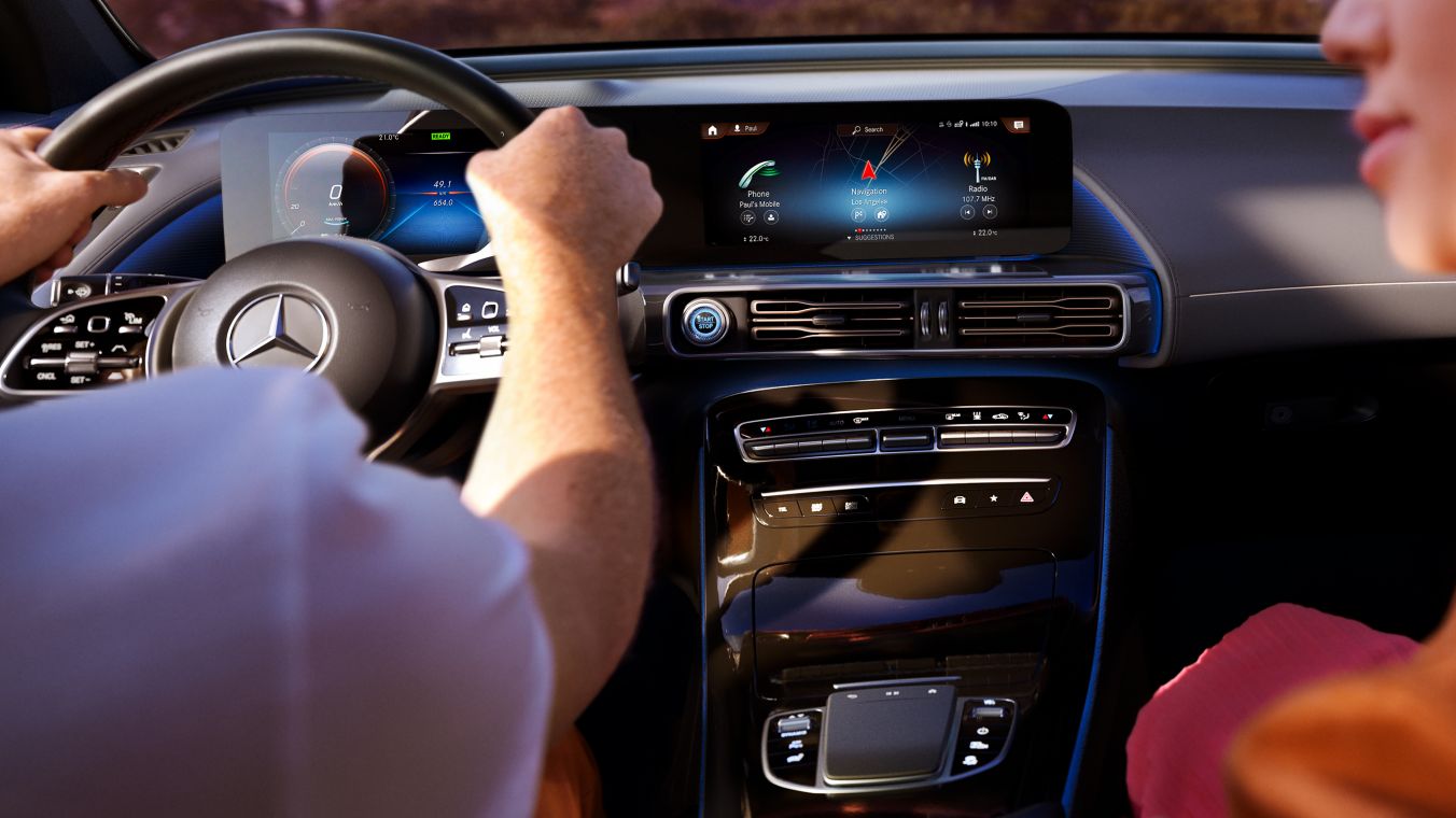 Nell'immagine, il design degli interni di Mercedes-Benz EQC con la plancia con display widescreen in primo piano.