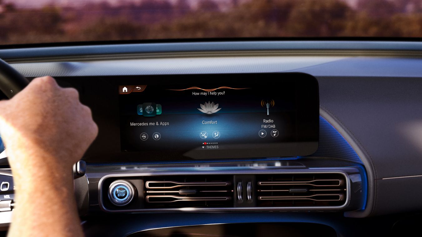 Nell'immagine, il design degli interni di Mercedes-Benz EQC con la plancia con display widescreen in primo piano.