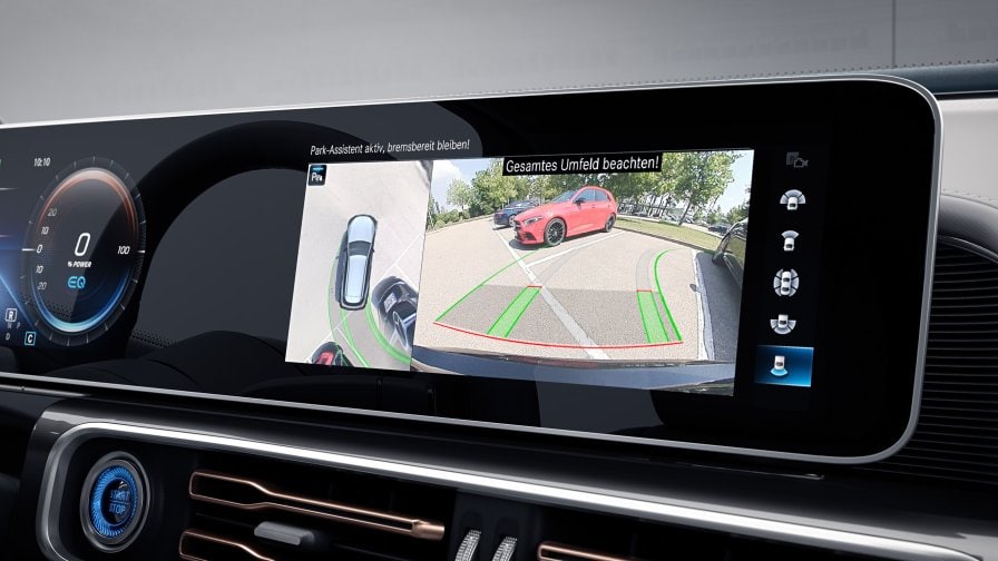 Mercedes-Benz EQC: pacchetto parcheggio con telecamera a 360° Nell'immagine, la visualizzazione della telecamera a 360° nel display multimediale di Mercedes-Benz EQC.