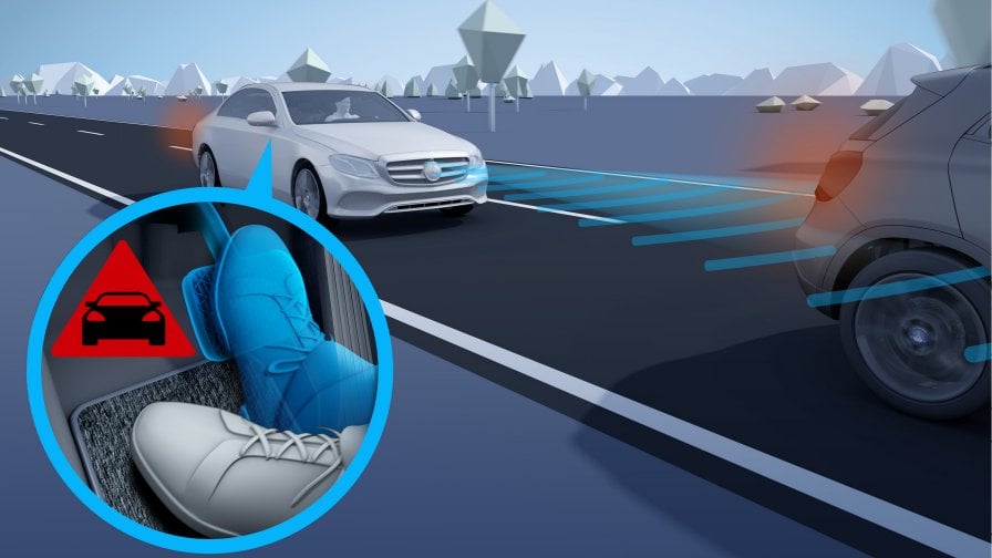 Mercedes-Benz EQC: sistema di assistenza alla frenata attivo Nell'immagine, una visualizzazione del funzionamento del sistema di assistenza alla frenata attivo a bordo di Mercedes-Benz EQC.