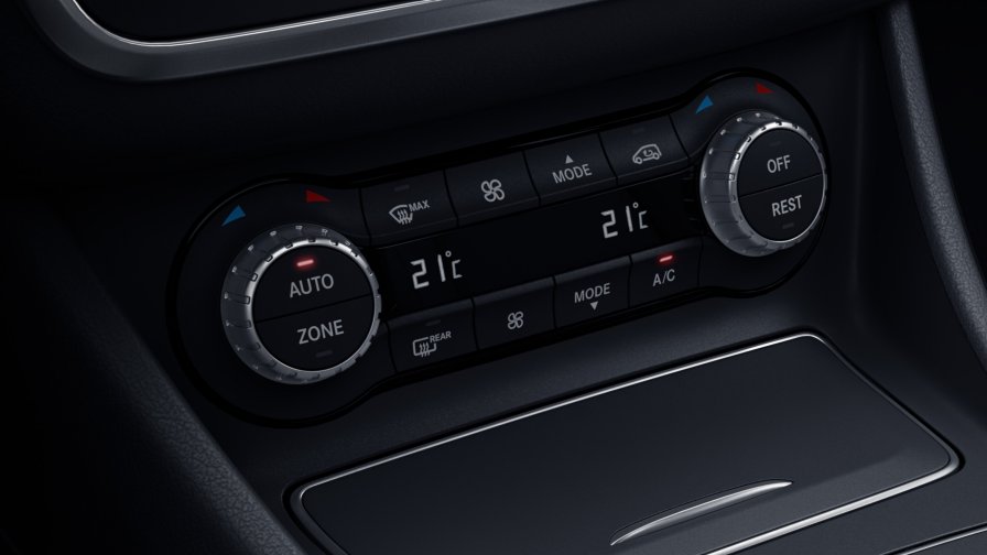 Mercedes-Benz GLA: pacchetto Comfort ambientale Primo piano del gruppo di comandi di GLA con pacchetto Comfort ambientale.