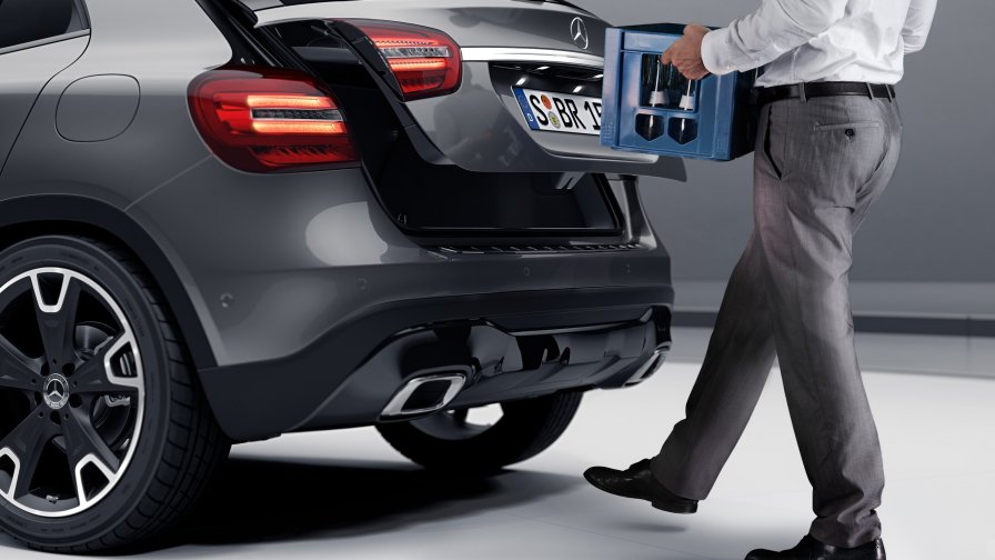 Mercedes-Benz GLA: pacchetto Comfort KEYLESS-GO Nell'immagine, apertura del vano bagagli di una GLA con movimento del piede sotto il paraurti posteriore.