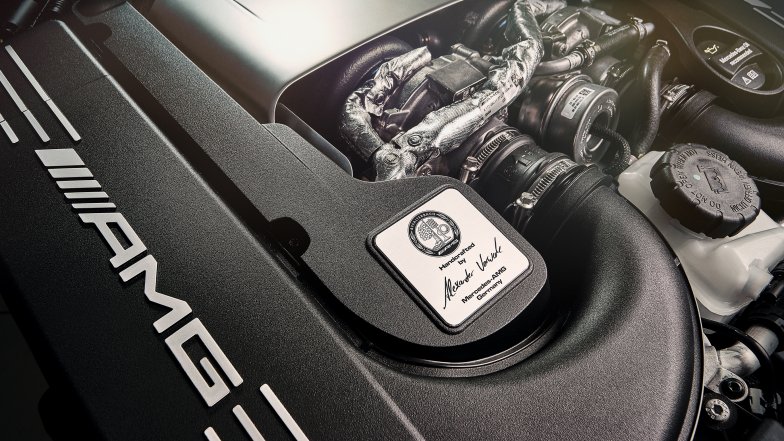 L'immagine mostra un motore firmato.