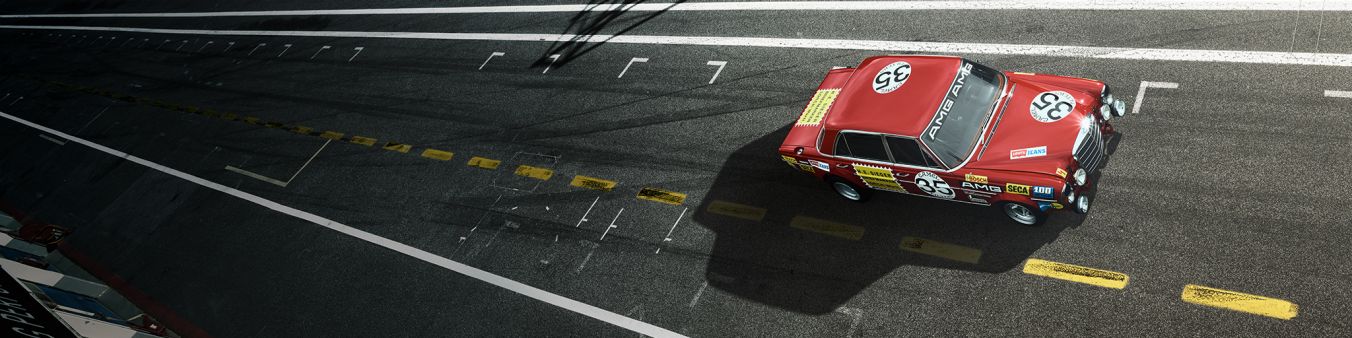 L'immagine mostra la leggendaria Mercedes-Benz 300 SEL 6.8 AMG sul circuito di gara.