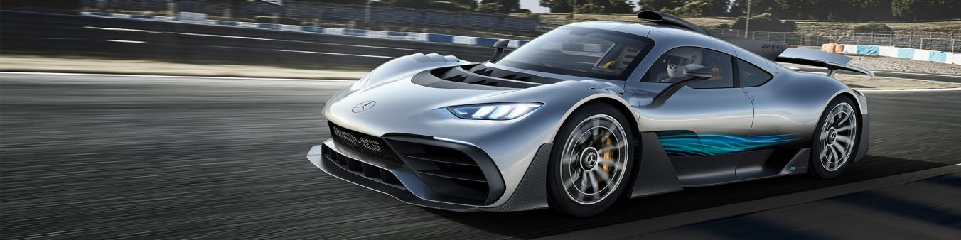 L'immagine mostra la Mercedes-AMG Project One a tutta velocità su un circuito di gara.