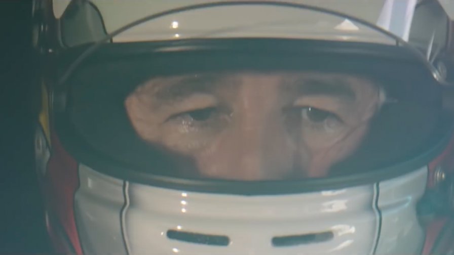 L'immagine mostra un primo piano di Bernd Schneider, campione Mercedes-AMG.