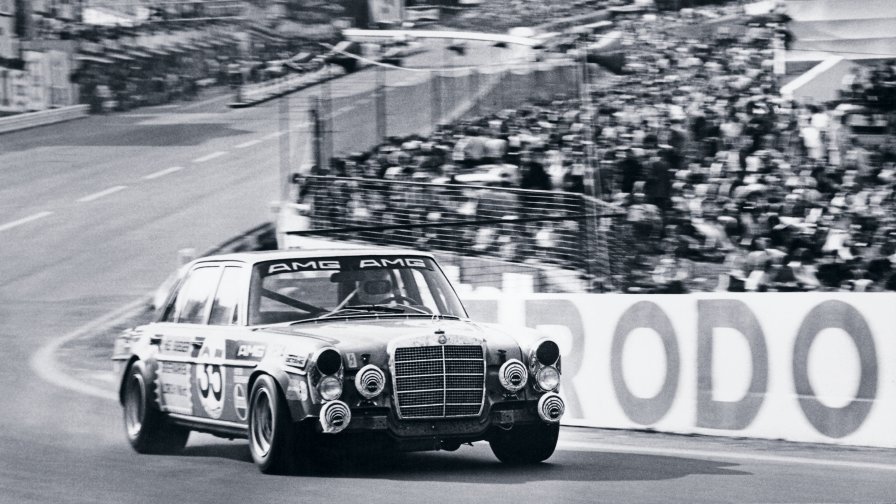 L'immagine mostra un'istantanea storica di AMG in bianco e nero.