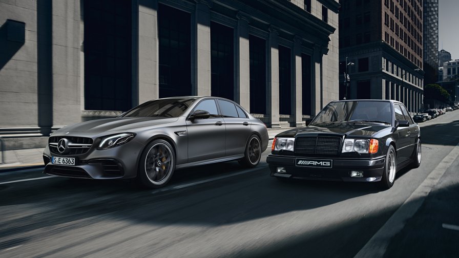 L'immagine mostra Mercedes-AMG E63 S 4MATIC+ accanto a “The Hammer”, simbolo da cui ha origine la leggenda AMG.