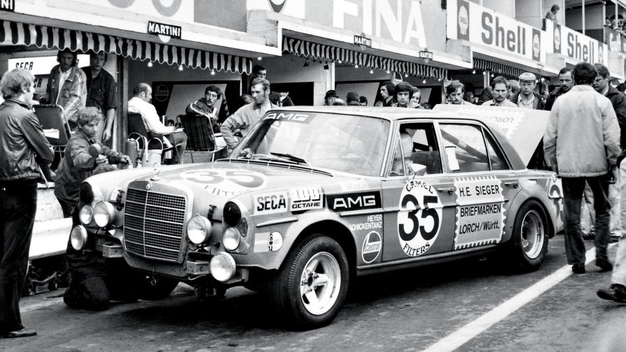 L'immagine mostra un'istantanea in bianco e nero a testimonianza della fortunata storia di AMG.