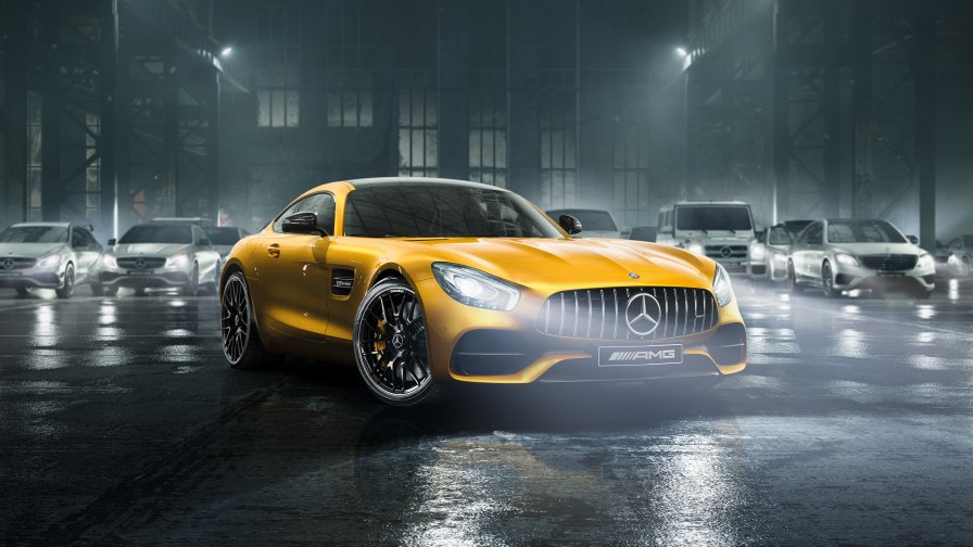 L'immagine mostra l'affascinante AMG GT con vernice gialla davanti alla gamma delle vetture performance AMG.