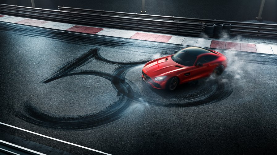 L'immagine mostra Mercedes-AMG GT che drifta tracciando il numero 50 sulla pista.