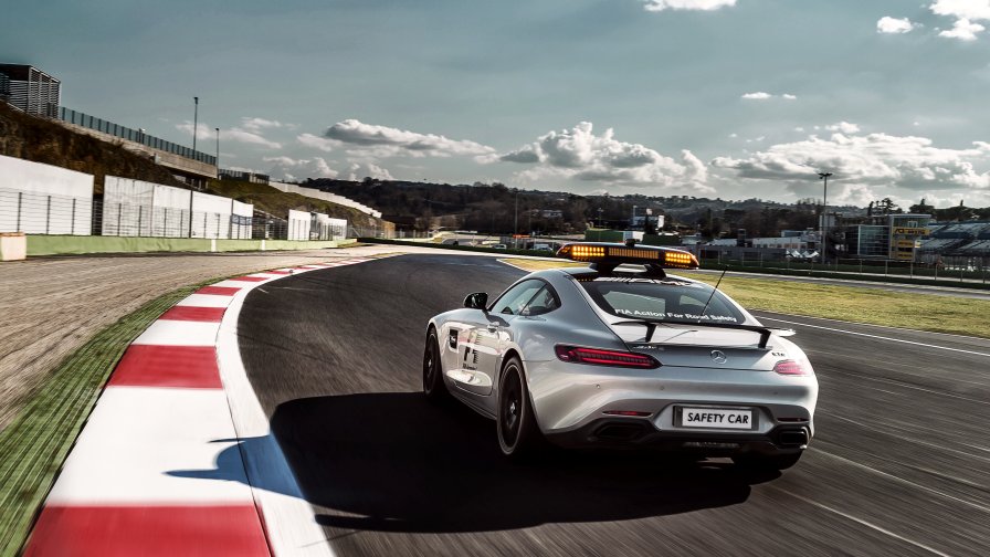 L'immagine mostra una Mercedes-AMG Safety Car al DTM 2016.