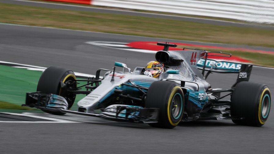 L'immagine mostra una Mercedes-AMG di Formula 1 del 2017.