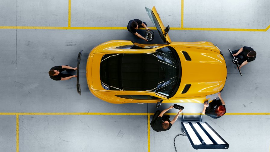 L'immagine mostra una AMG GT con vernice gialla dalla prospettiva aerea.