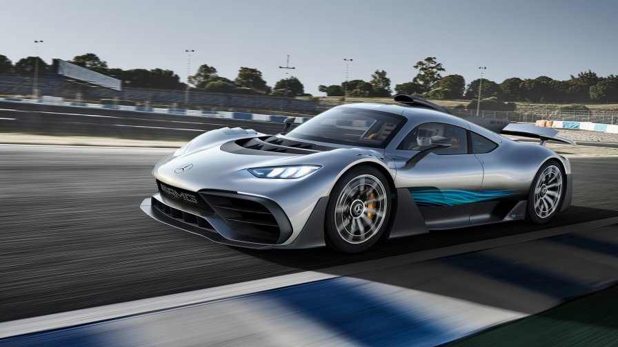 Mercedes-AMG: Mercedes-AMG Project ONE L'immagine mostra Mercedes-AMG Project One a tutta velocità sul circuito di gara.