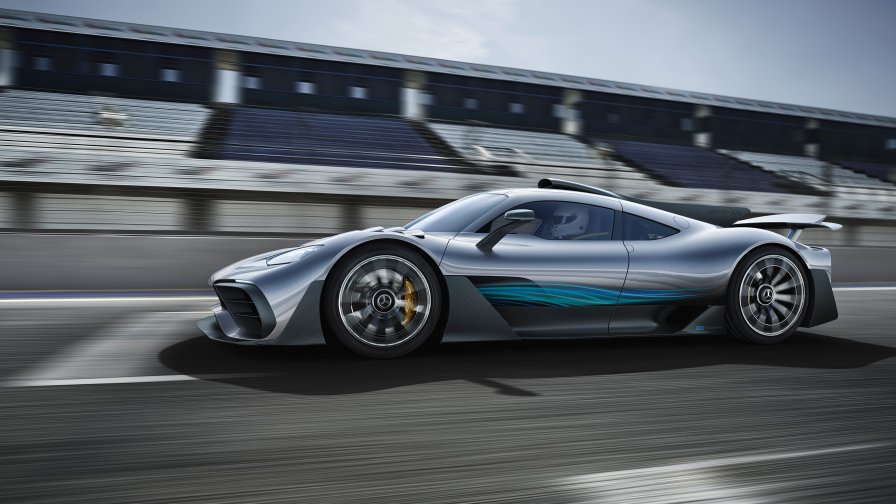 L'immagine mostra Mercedes-AMG Project One a tutta velocità sul circuito di gara.