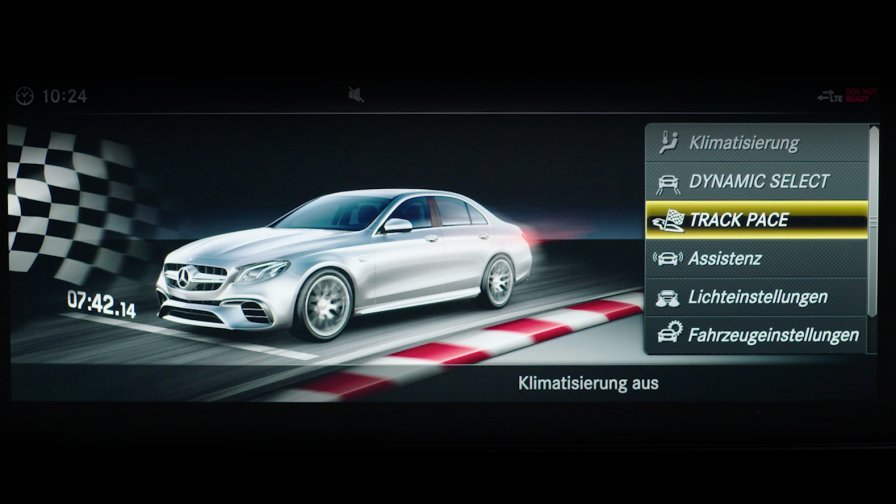 L'immagine mostra il sistema di infotainment COMAND Online con funzione Track Pace.