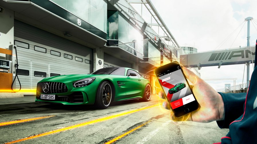 L'immagine mostra la funzione Track Pace su uno smartphone davanti a una Mercedes-AMG GT.