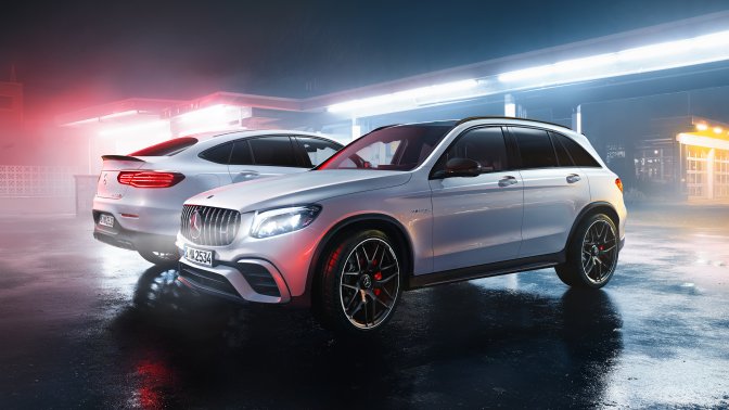 L'immagine mostra Mercedes-AMG GLC 43 in un capannone industriale.