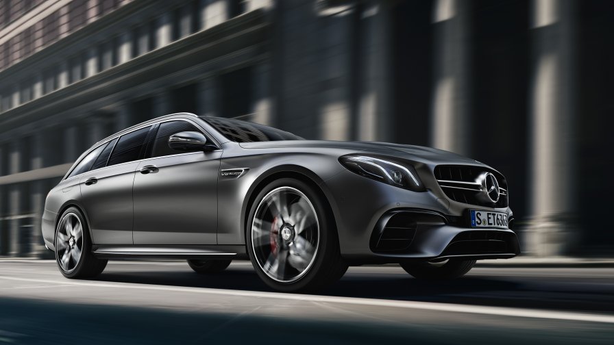 L'immagine mostra una vista di tre quarti dal basso di Mercedes-AMG E 63 S Station-wagon.