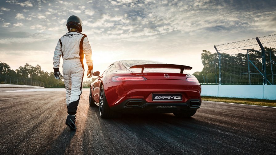 L'immagine mostra un pilota che si dirige verso la sua Mercedes-AMG GT S.