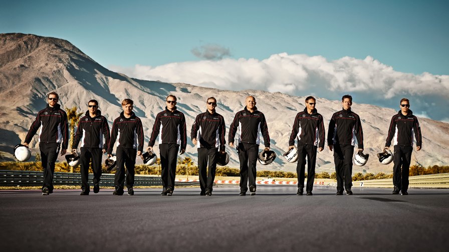 L'immagine mostra nove partecipanti dell'AMG Driving Academy.