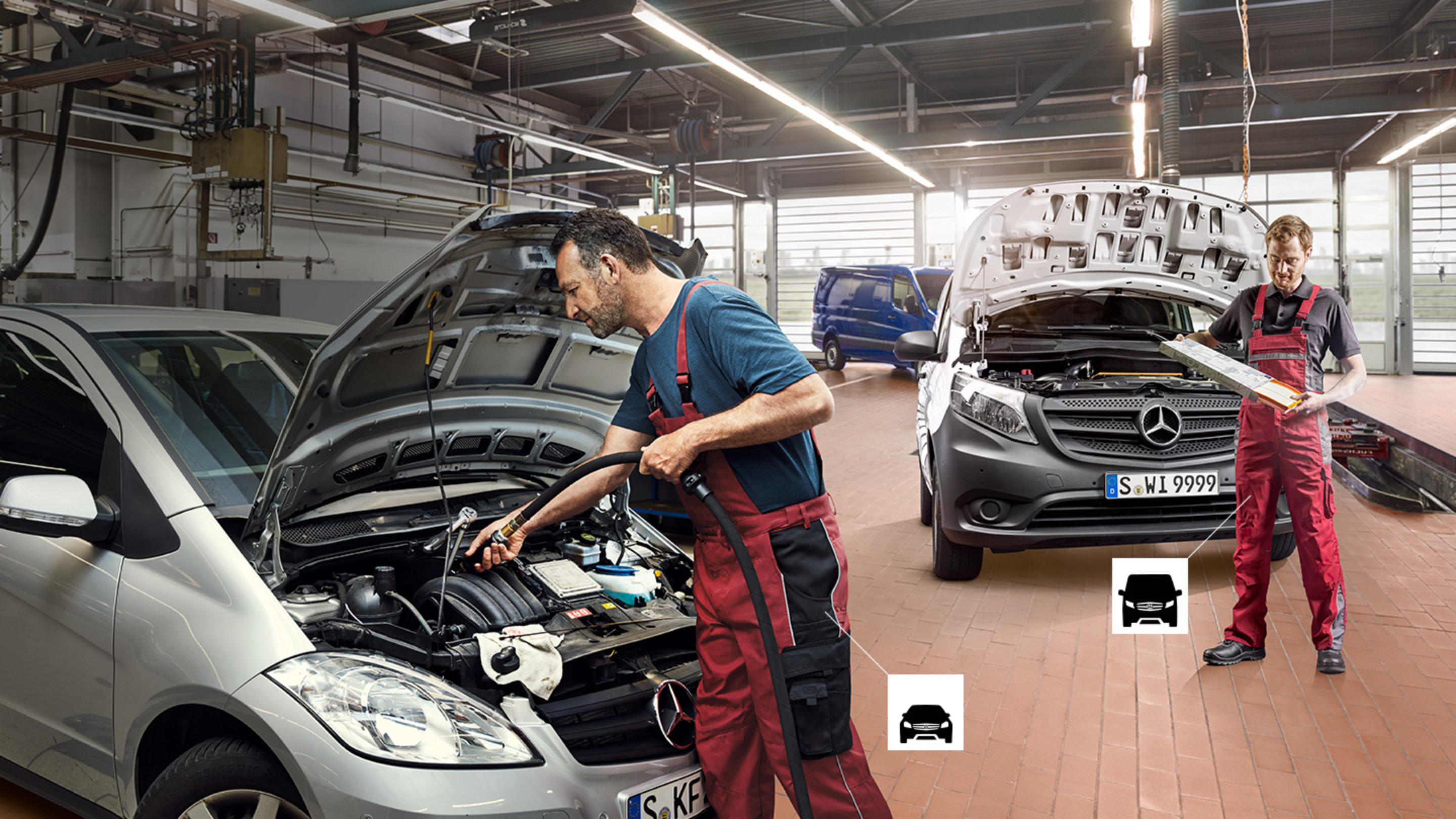 Un tecnico Mercedes-Benz esegue il cambio dell'olio su un'auto, sullo sfondo un altro tecnico installa un filtro dell'aria su un veicolo commerciale