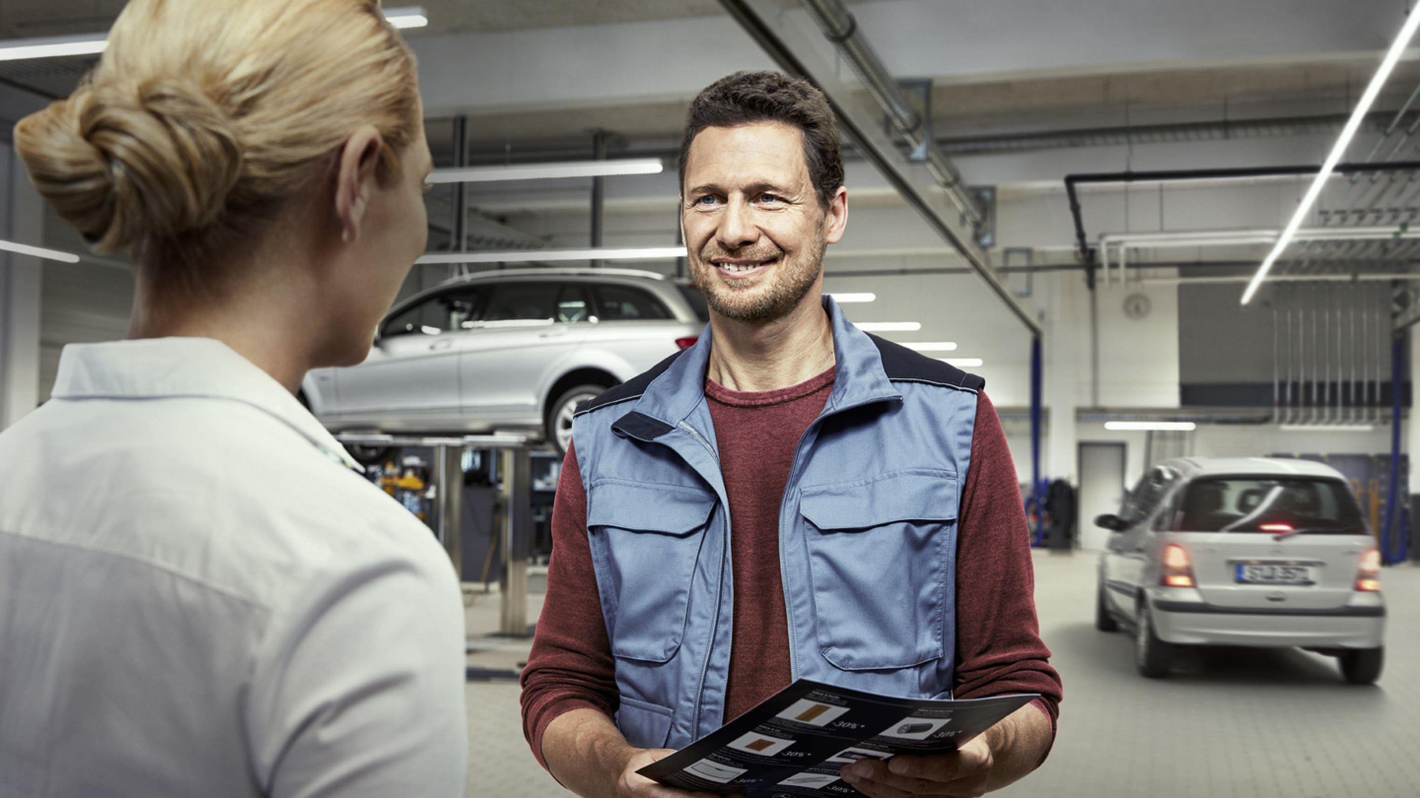 Un tecnico qualificato Mercedes-Benz effettua una consulenza in officina