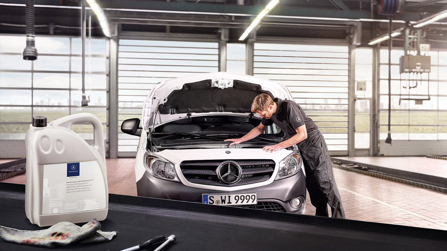 Un tecnico in officina utilizza prodotti chimici Mercedes-Benz